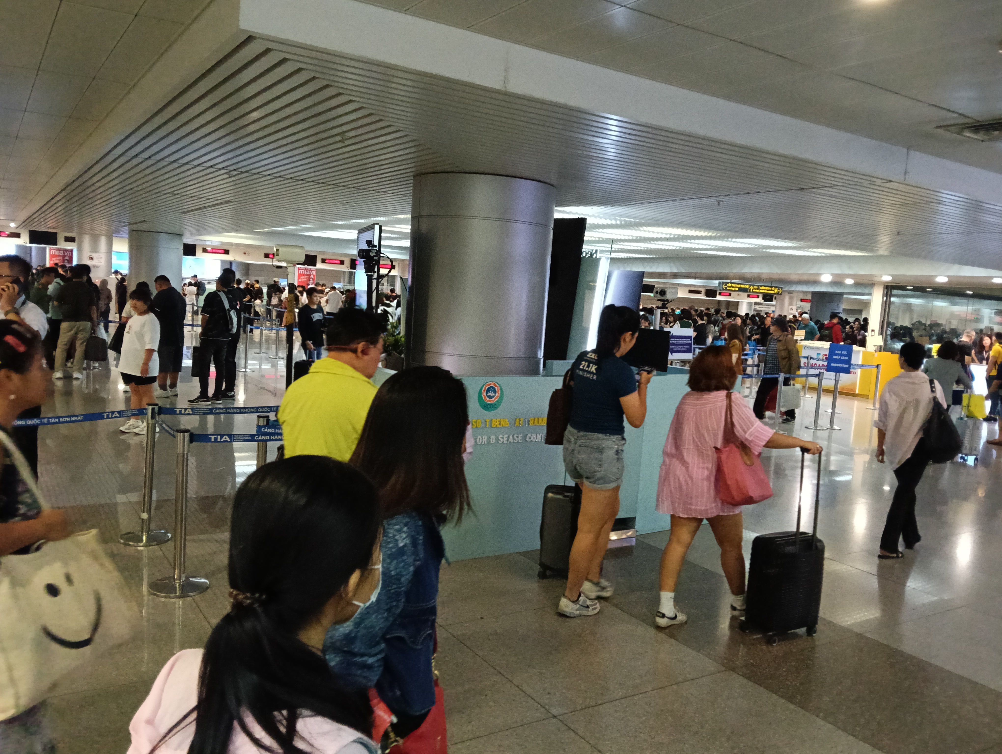 越南胡志明市新山一機場入境大廳排隊人潮