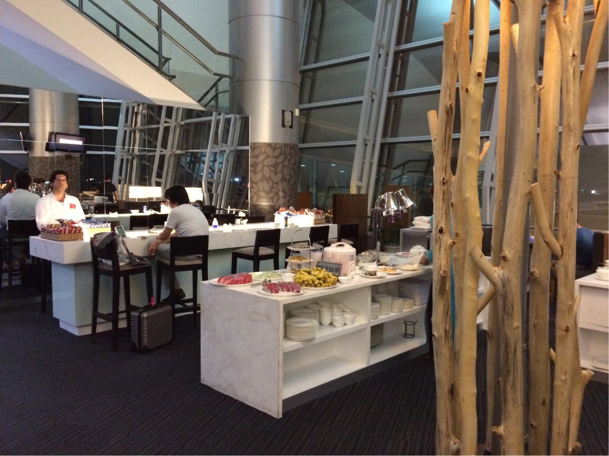 Rose Business Lounge 自助餐檯與吧檯座位區
