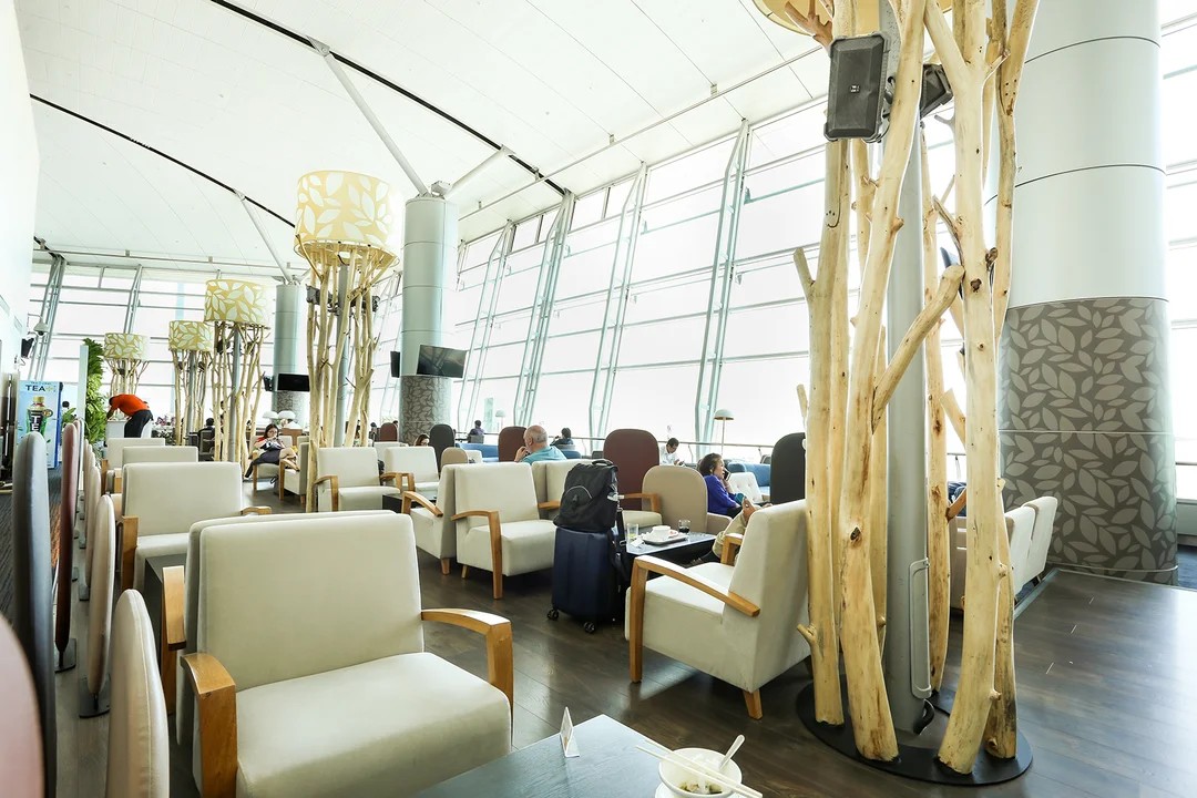 Rose Business Lounge 沙發座位區與木製裝置藝術