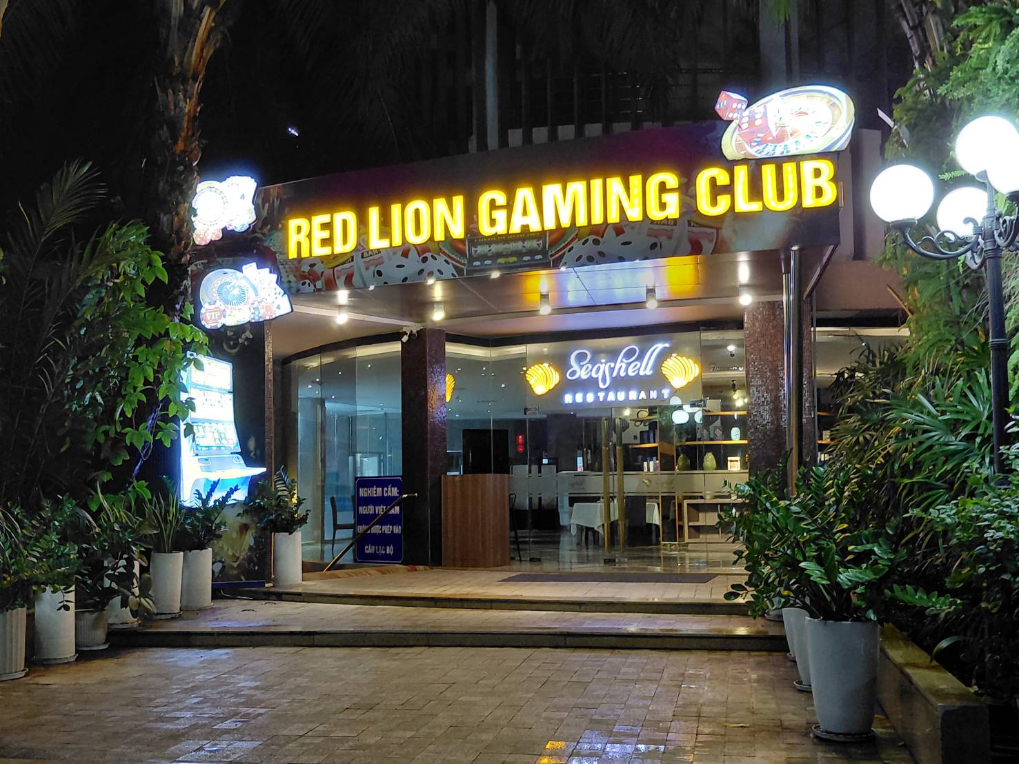 The Mira Central Park Hotel 一樓附設的 Red Lion Gaming Club 賭場入口，門口立牌寫越南本地人禁止進入
