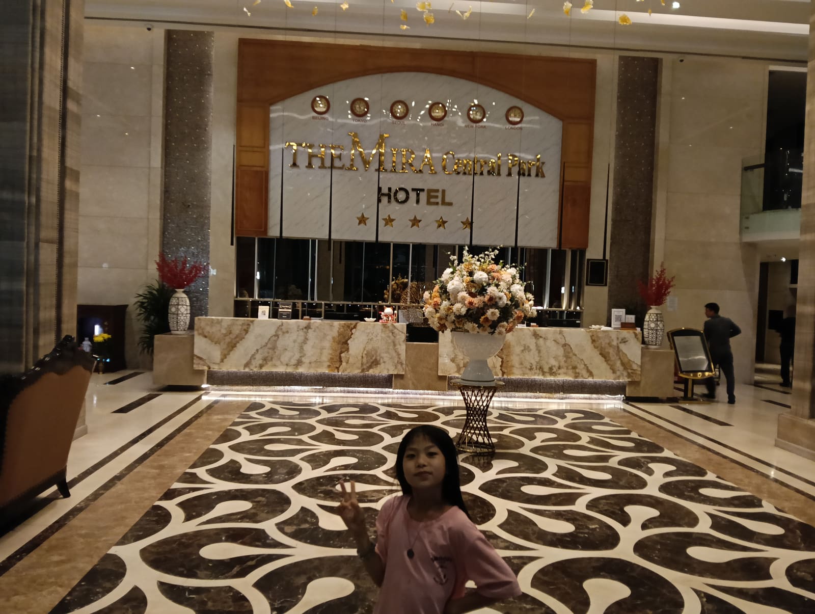The Mira Central Park Hotel 胡志明市五星級飯店大廳，女兒在大理石地板前擺姿勢拍照