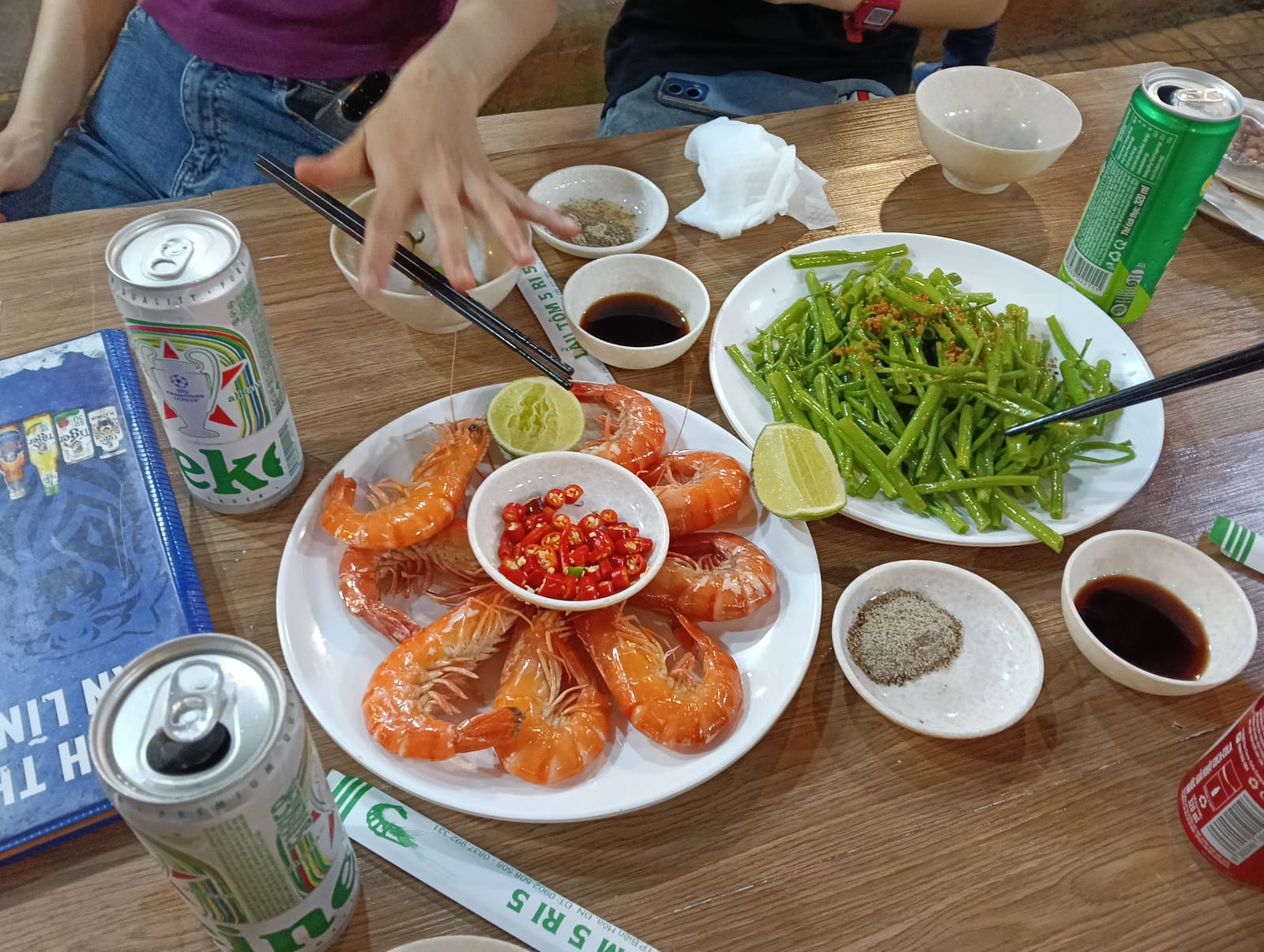 Lẩu Tôm 5 Ri 5 現場端上桌的白灼蝦、辣椒沾醬、清炒空心菜、Tiger 啤酒